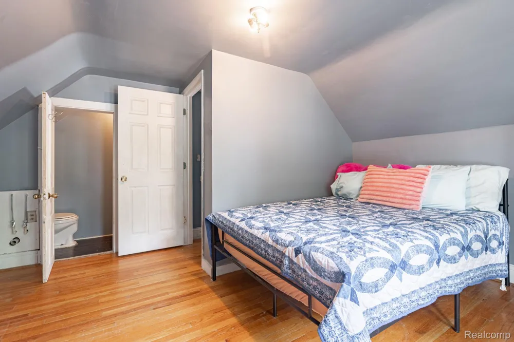 204 Oakland Street Holly Village, MI 48442