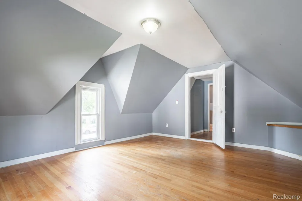 204 Oakland Street Holly Village, MI 48442