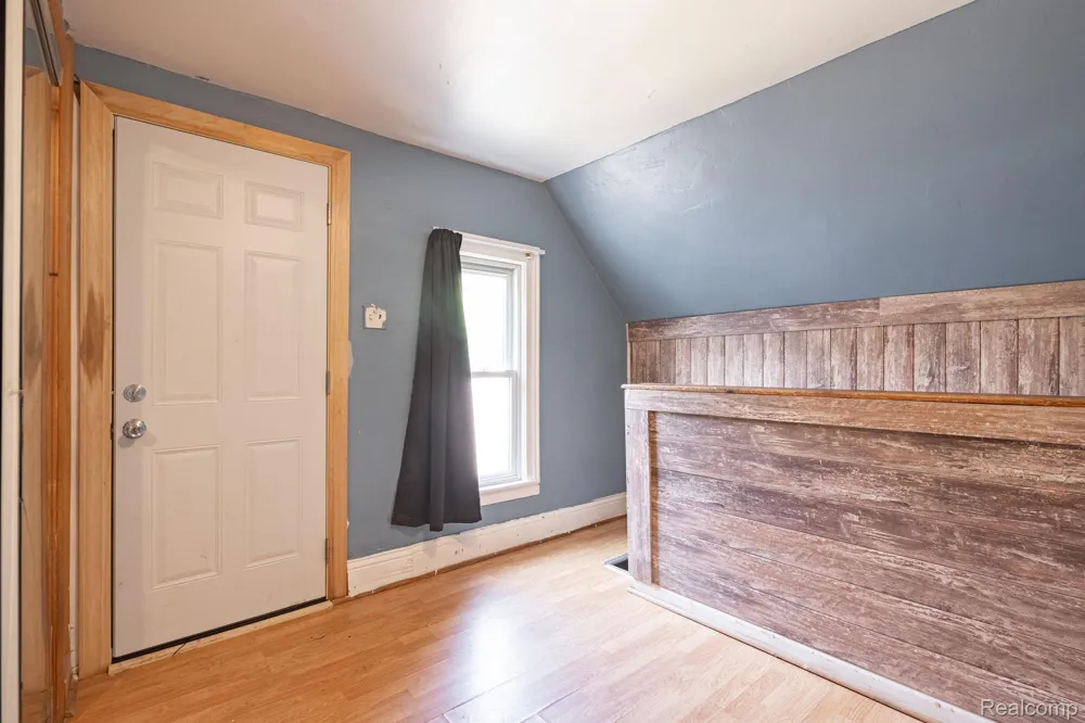 204 Oakland Street Holly Village, MI 48442