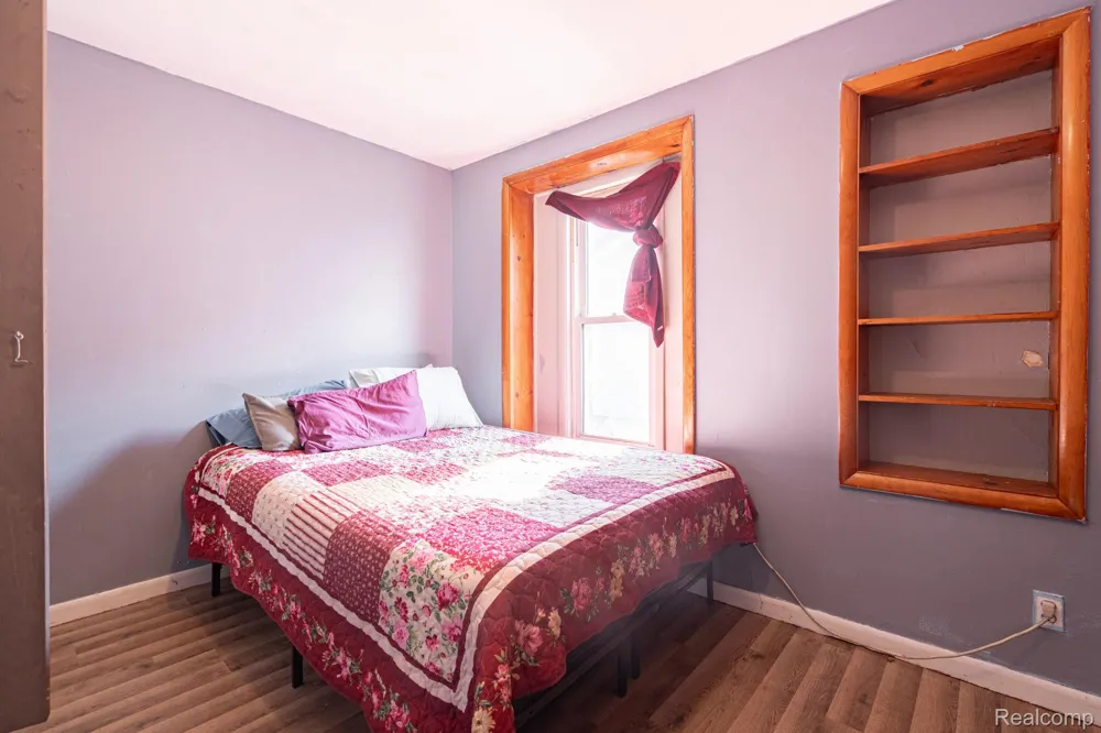 204 Oakland Street Holly Village, MI 48442