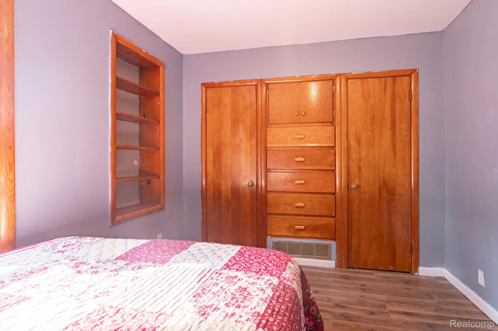 204 Oakland Street Holly Village, MI 48442