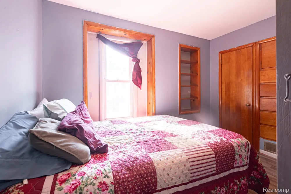 204 Oakland Street Holly Village, MI 48442