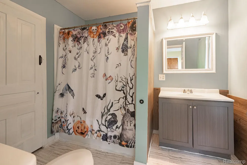 204 Oakland Street Holly Village, MI 48442