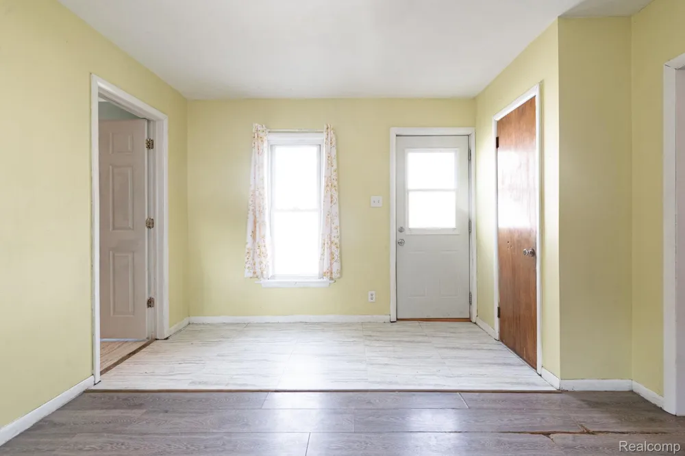 204 Oakland Street Holly Village, MI 48442