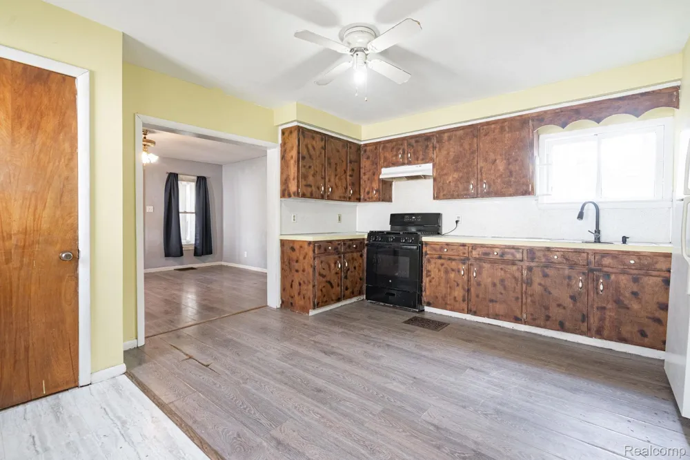 204 Oakland Street Holly Village, MI 48442