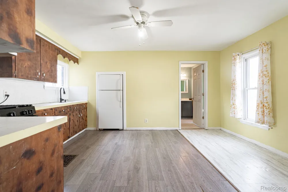 204 Oakland Street Holly Village, MI 48442