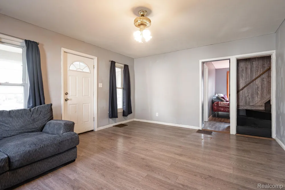 204 Oakland Street Holly Village, MI 48442