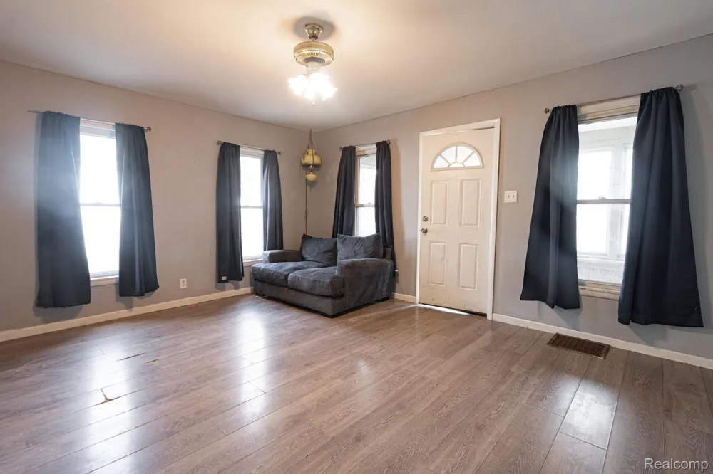 204 Oakland Street Holly Village, MI 48442