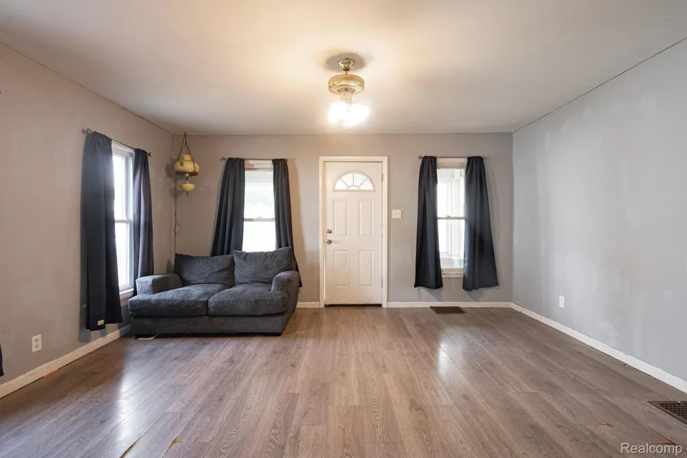 204 Oakland Street Holly Village, MI 48442