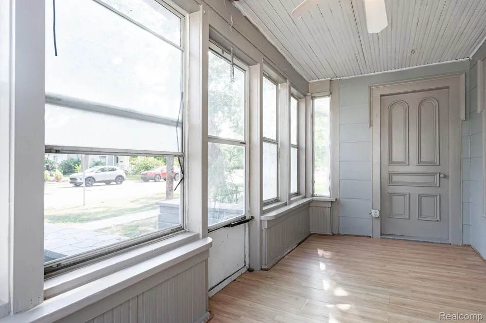 204 Oakland Street Holly Village, MI 48442