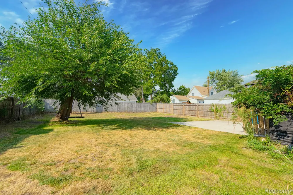 204 Oakland Street Holly Village, MI 48442
