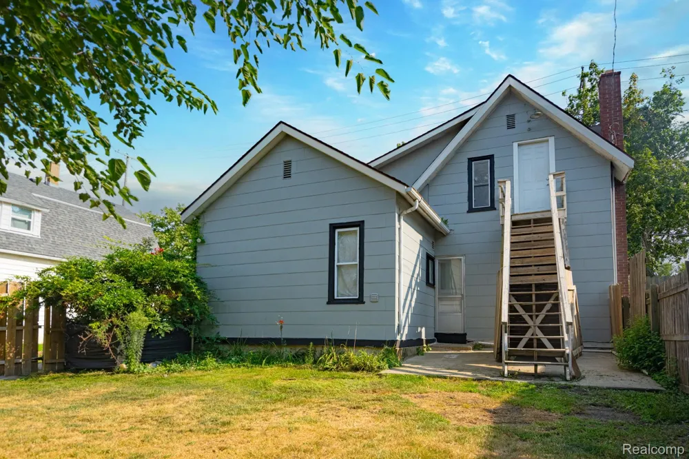 204 Oakland Street Holly Village, MI 48442