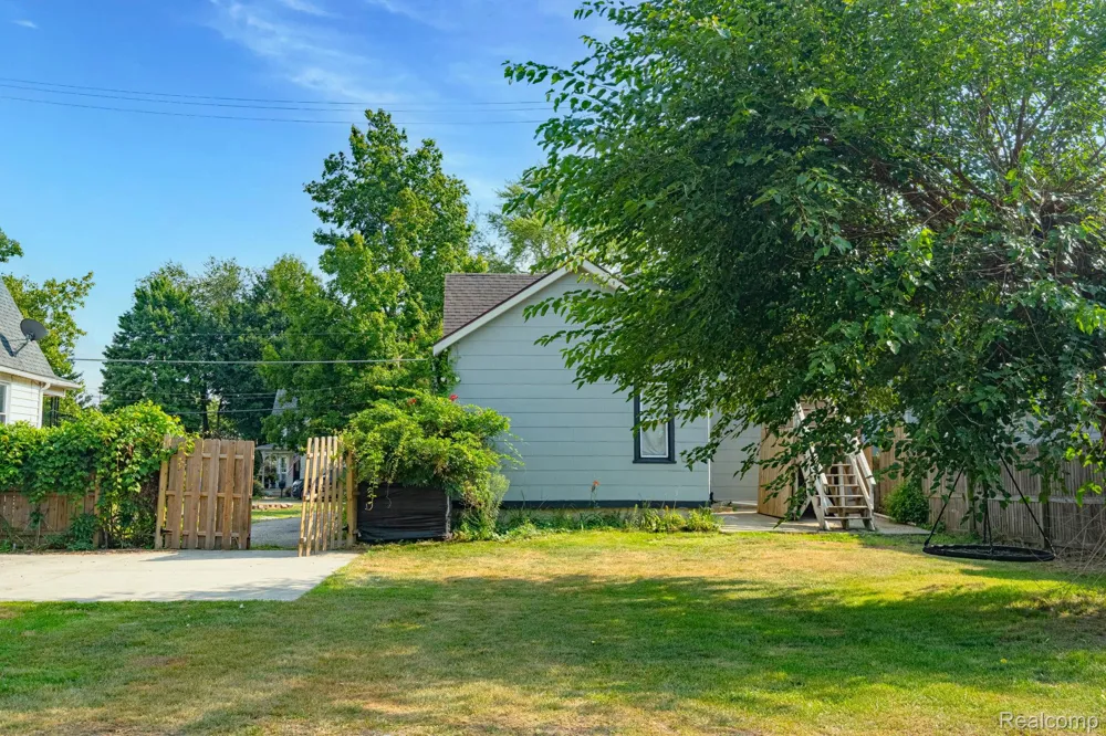 204 Oakland Street Holly Village, MI 48442