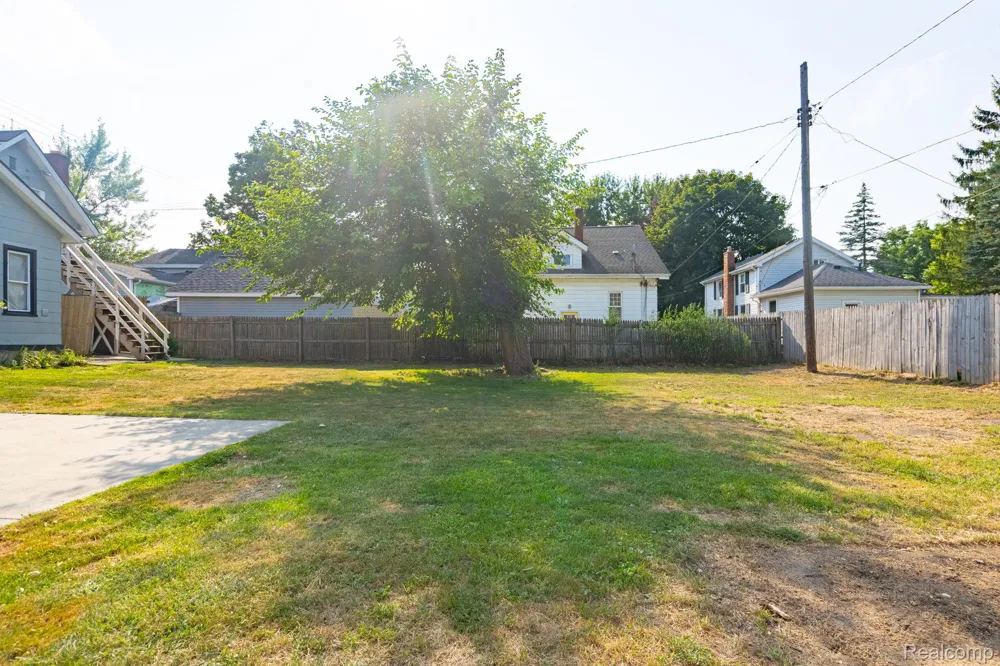 204 Oakland Street Holly Village, MI 48442