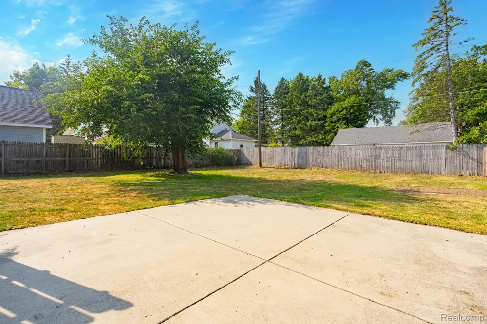 204 Oakland Street Holly Village, MI 48442
