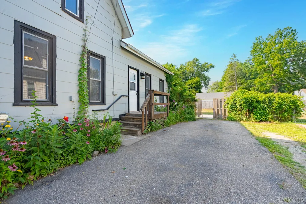 204 Oakland Street Holly Village, MI 48442