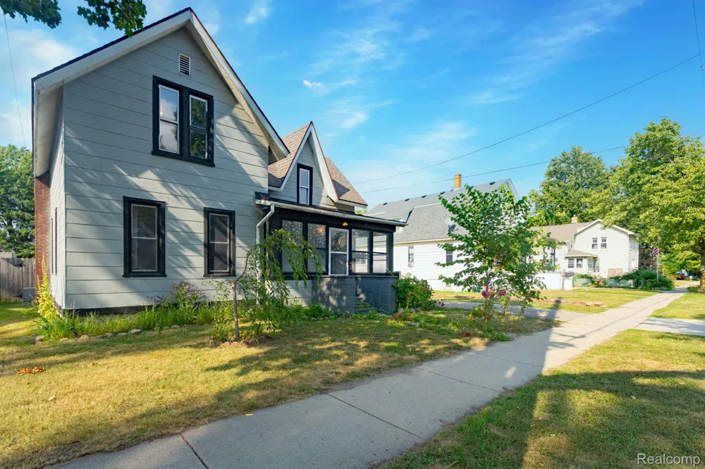 204 Oakland Street Holly Village, MI 48442