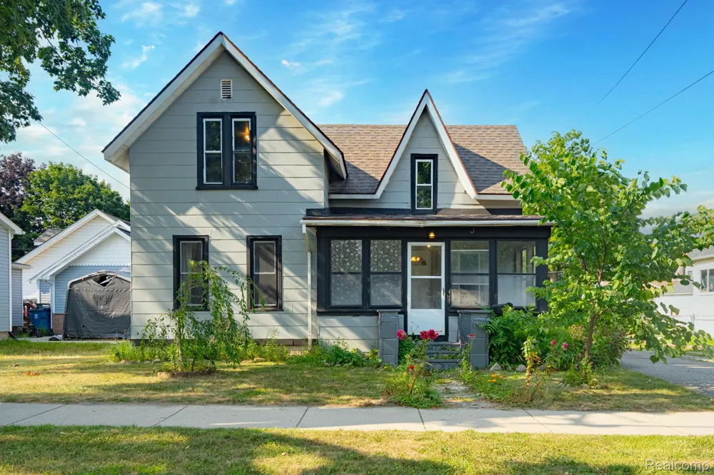 204 Oakland Street Holly Village, MI 48442