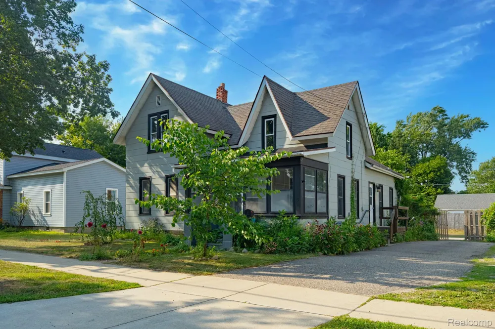 204 Oakland Street Holly Village, MI 48442