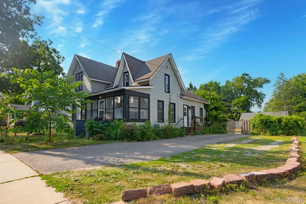 204 Oakland Street Holly Village, MI 48442