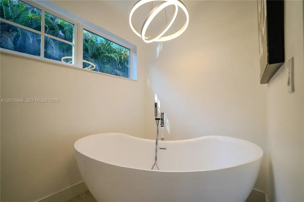 8134 Twin Lake Dr Boca Raton, FL 33496