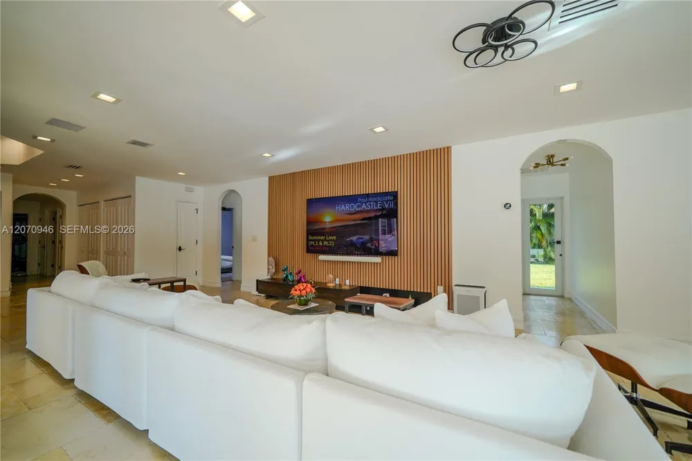 8134 Twin Lake Dr Boca Raton, FL 33496