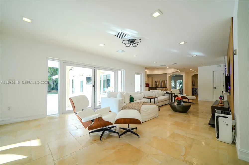 8134 Twin Lake Dr Boca Raton, FL 33496