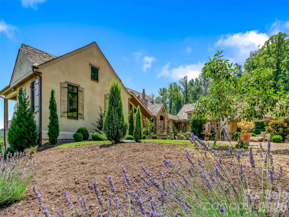384 Doan Town Road Burnsville, NC 28714
