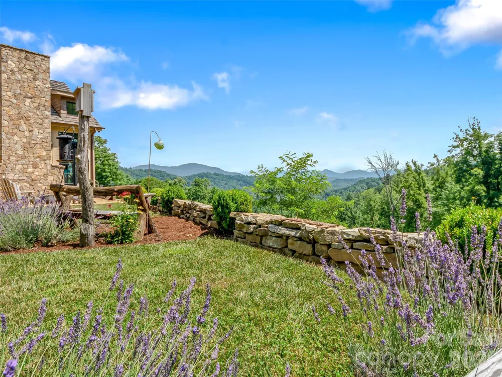 384 Doan Town Road Burnsville, NC 28714