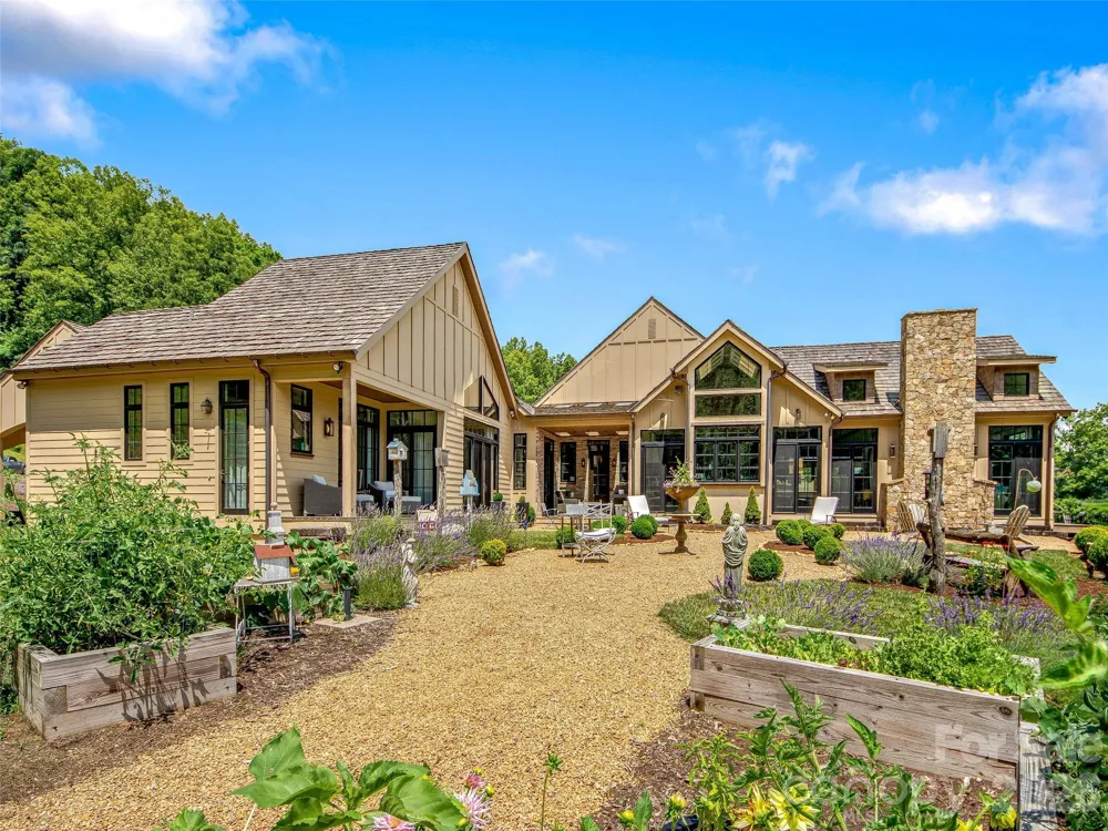 384 Doan Town Road Burnsville, NC 28714