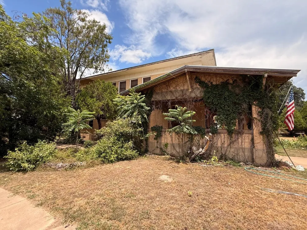 806 S Willow Street Brady, TX 76825