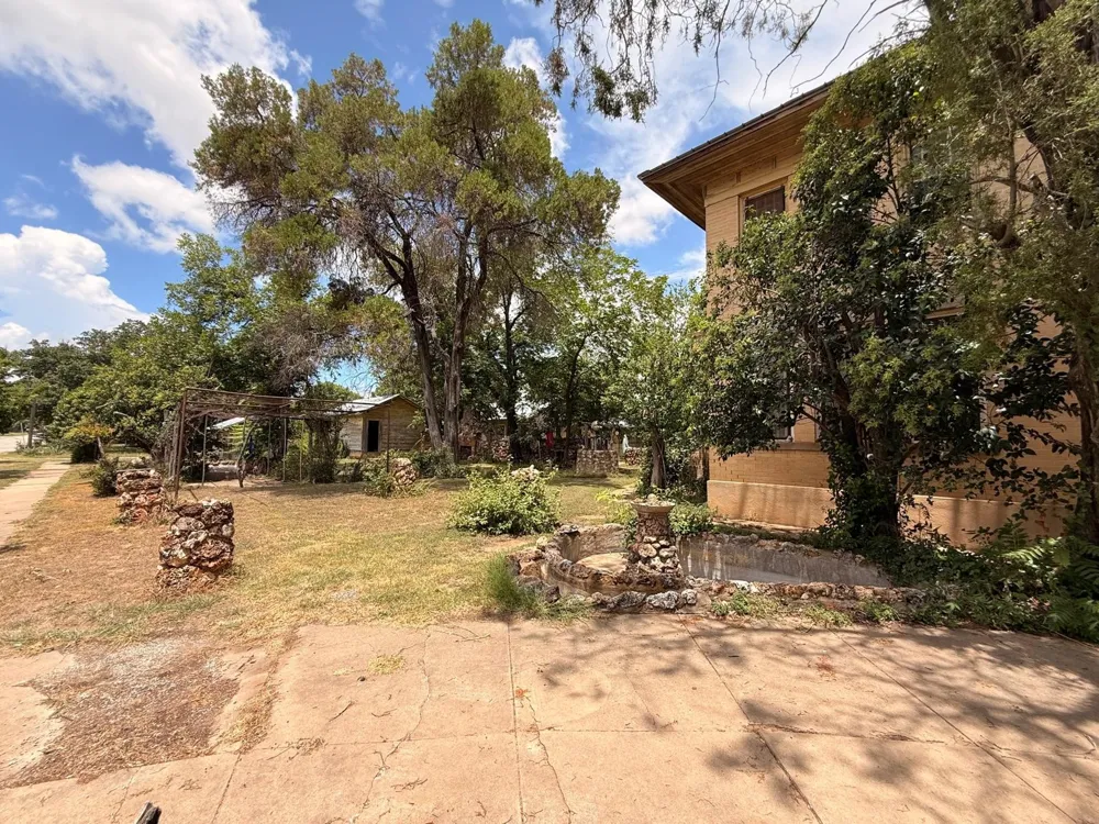 806 S Willow Street Brady, TX 76825