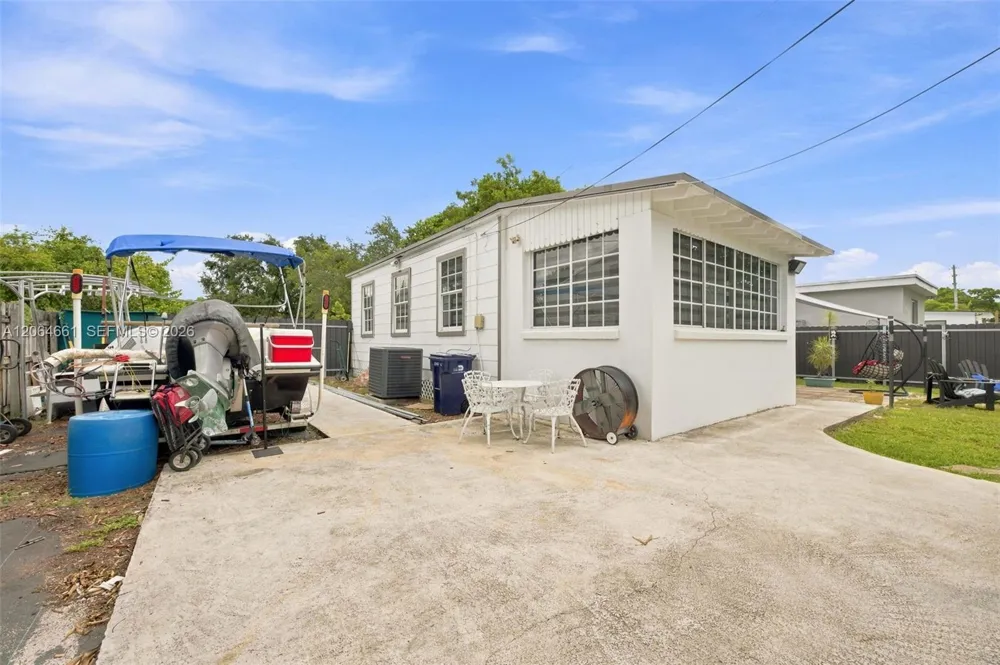 240 Carlisle Dr Miami Springs, FL 33166