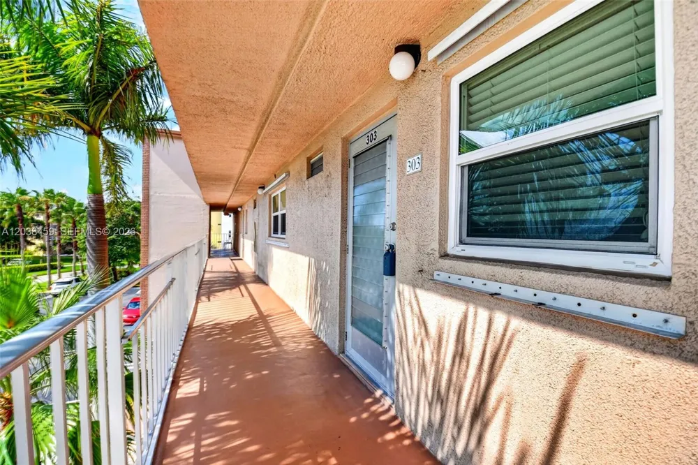 2615 NE 1st Ct #303 Boynton Beach, FL 33435