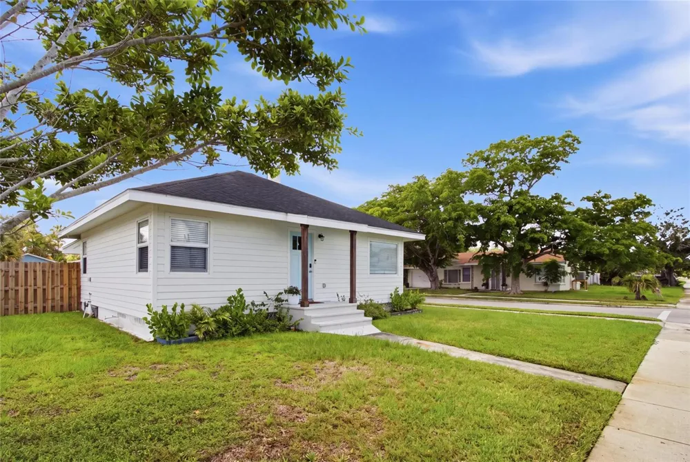 1902 SAINT GEORGE DRIVE Bradenton, FL 34208