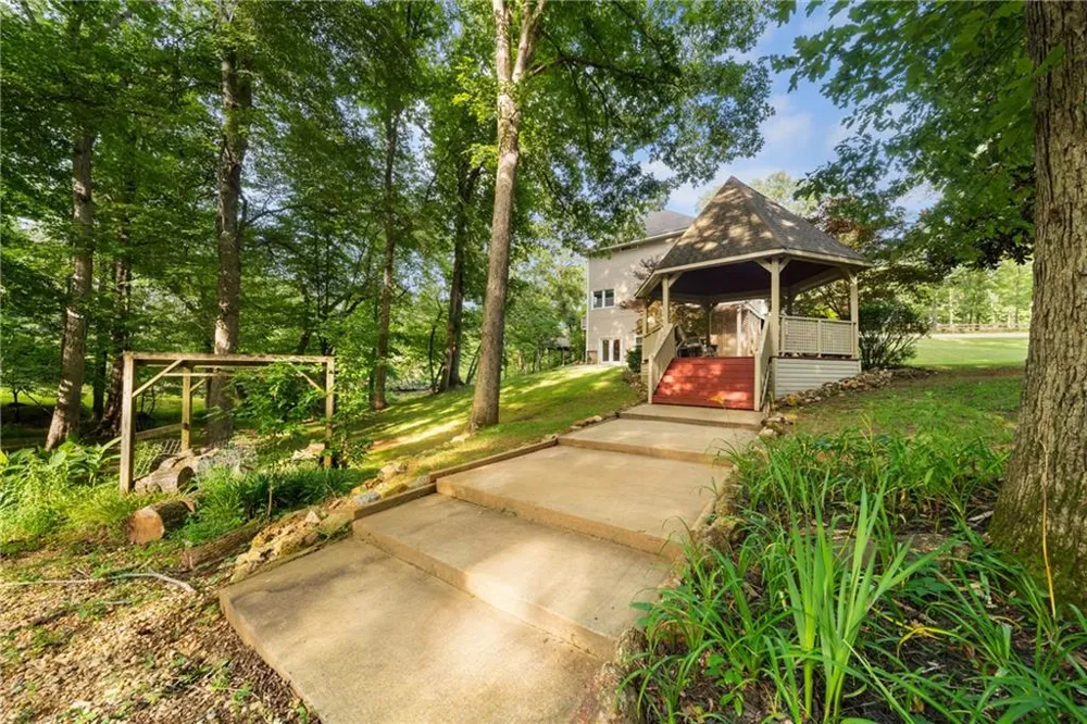 31 Fawn Lake Trail NE White, GA 30184