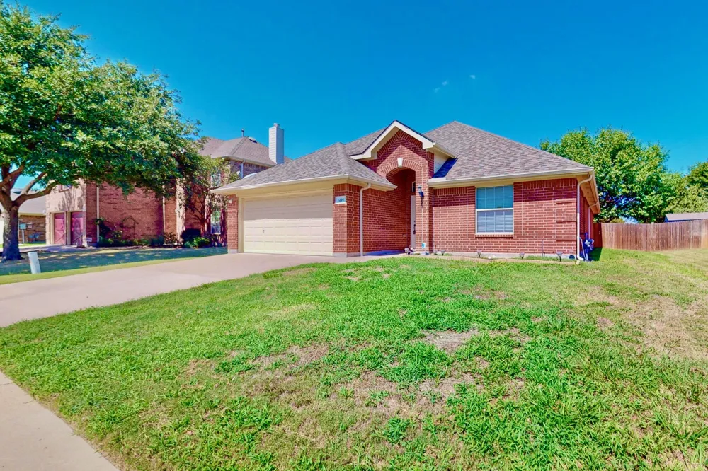 1216 Lake Forest Drive Grand Prairie, TX 75052