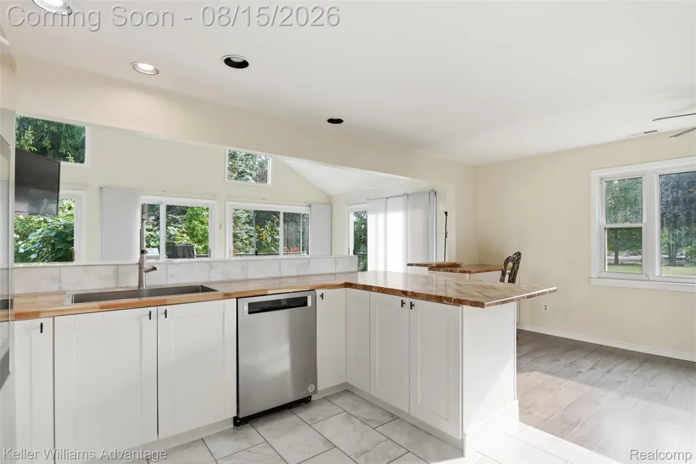 701 Arttdale Drive White Lake Charter Township, MI 48383