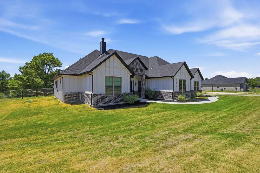125 County Road 4865 Azle, TX 76020