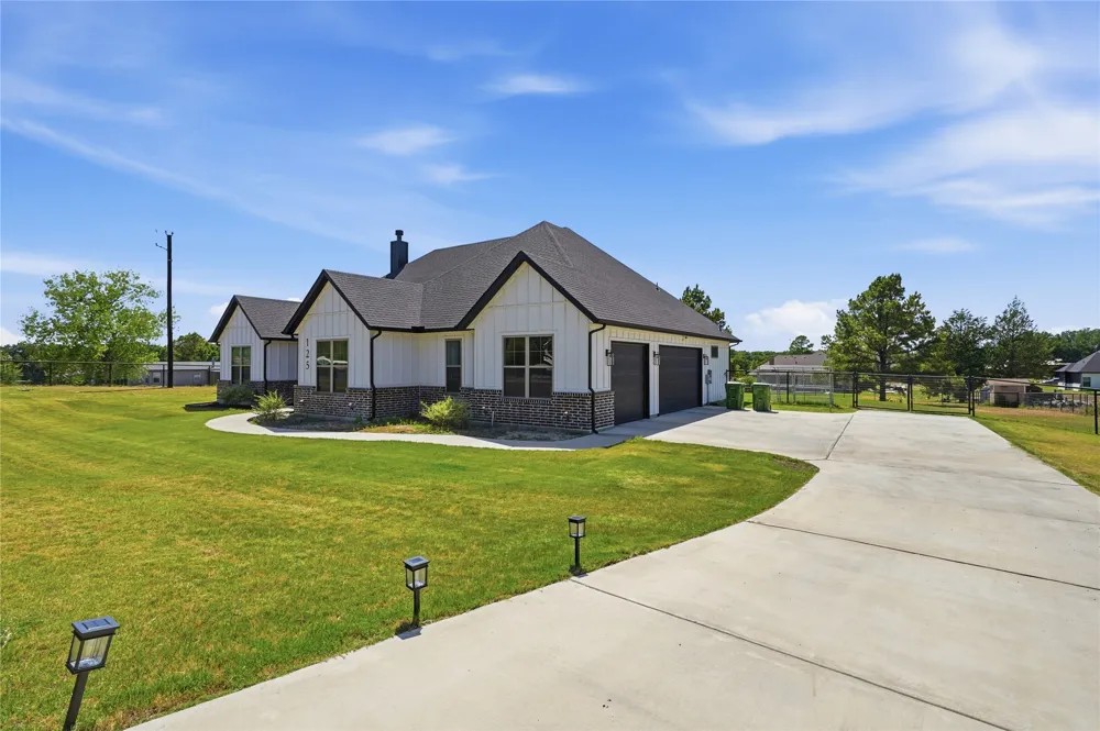 125 County Road 4865 Azle, TX 76020
