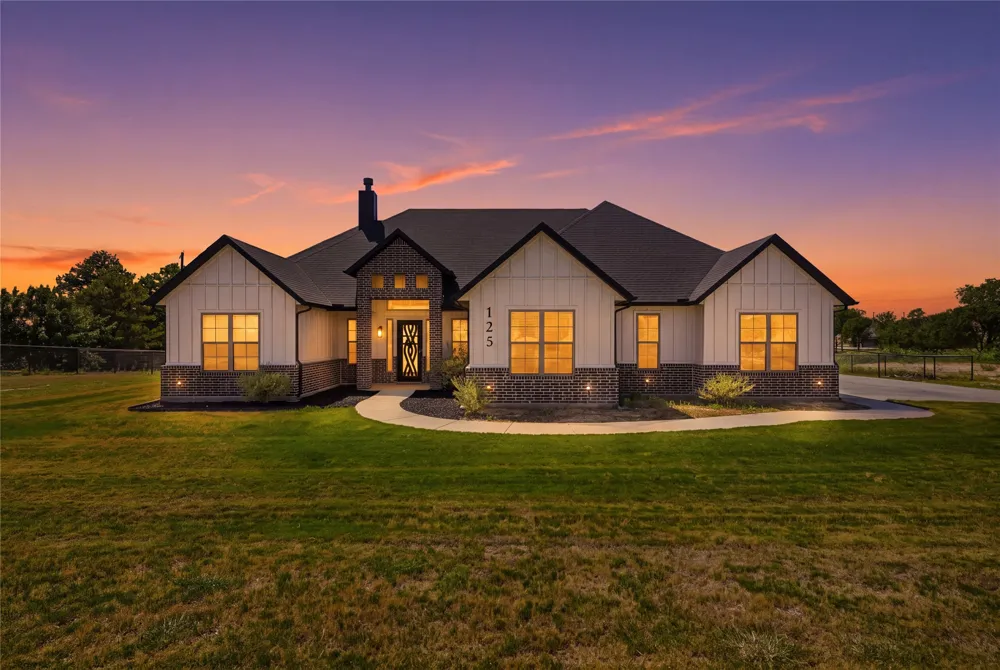 125 County Road 4865 Azle, TX 76020