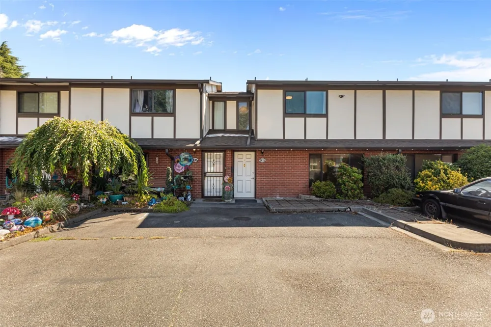 212 SW 146th Street #105 Burien, WA 98166
