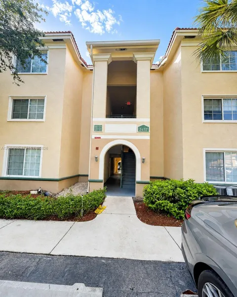2457 Centergate Dr #203