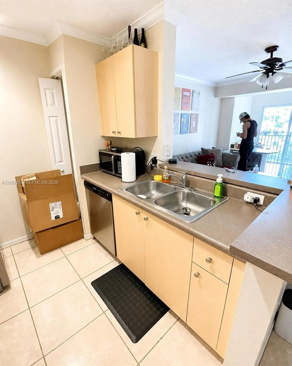 2457 Centergate Dr #203 Miramar, FL 33025