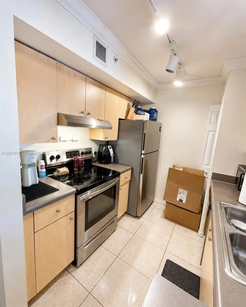 2457 Centergate Dr #203 Miramar, FL 33025
