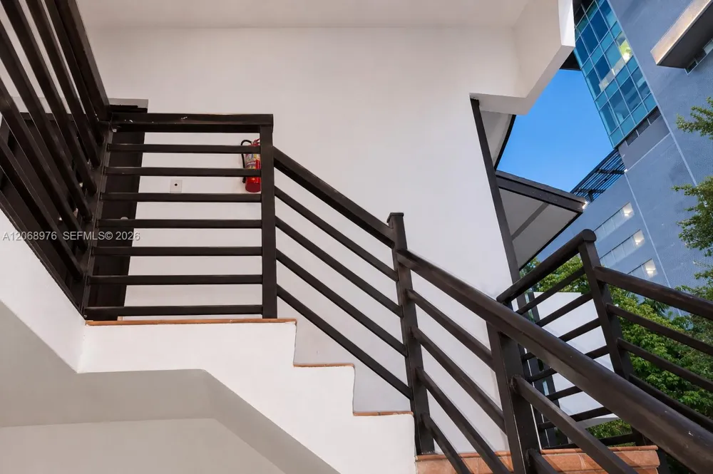 411 SE 10th St #4 Hallandale Beach, FL 33009