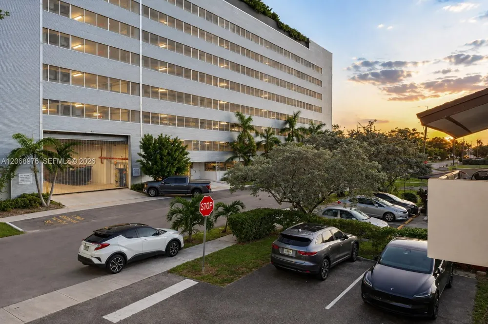 411 SE 10th St #4 Hallandale Beach, FL 33009