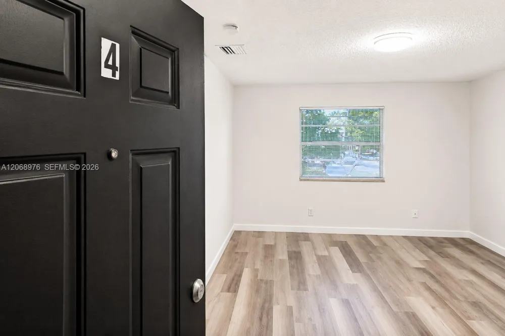 411 SE 10th St #4 Hallandale Beach, FL 33009