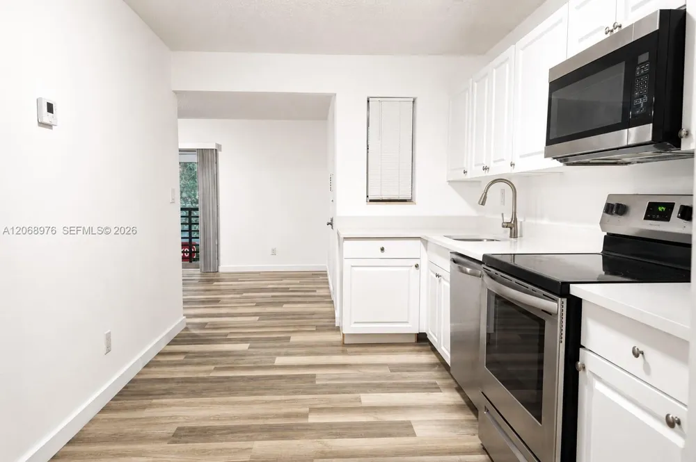 411 SE 10th St #4 Hallandale Beach, FL 33009