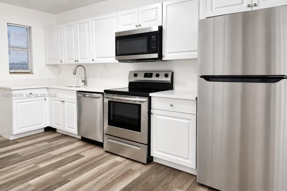 411 SE 10th St #4 Hallandale Beach, FL 33009